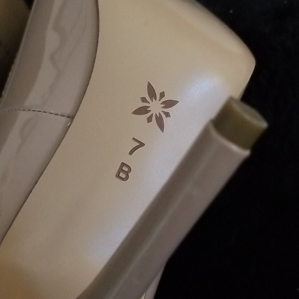 BCBG HEELS - Picture 4 of 5